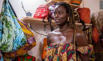 I coloratissimi abiti senegalesi di Nawa: �Sono fatti in wax ma i baresi li comprano solo d'estate�